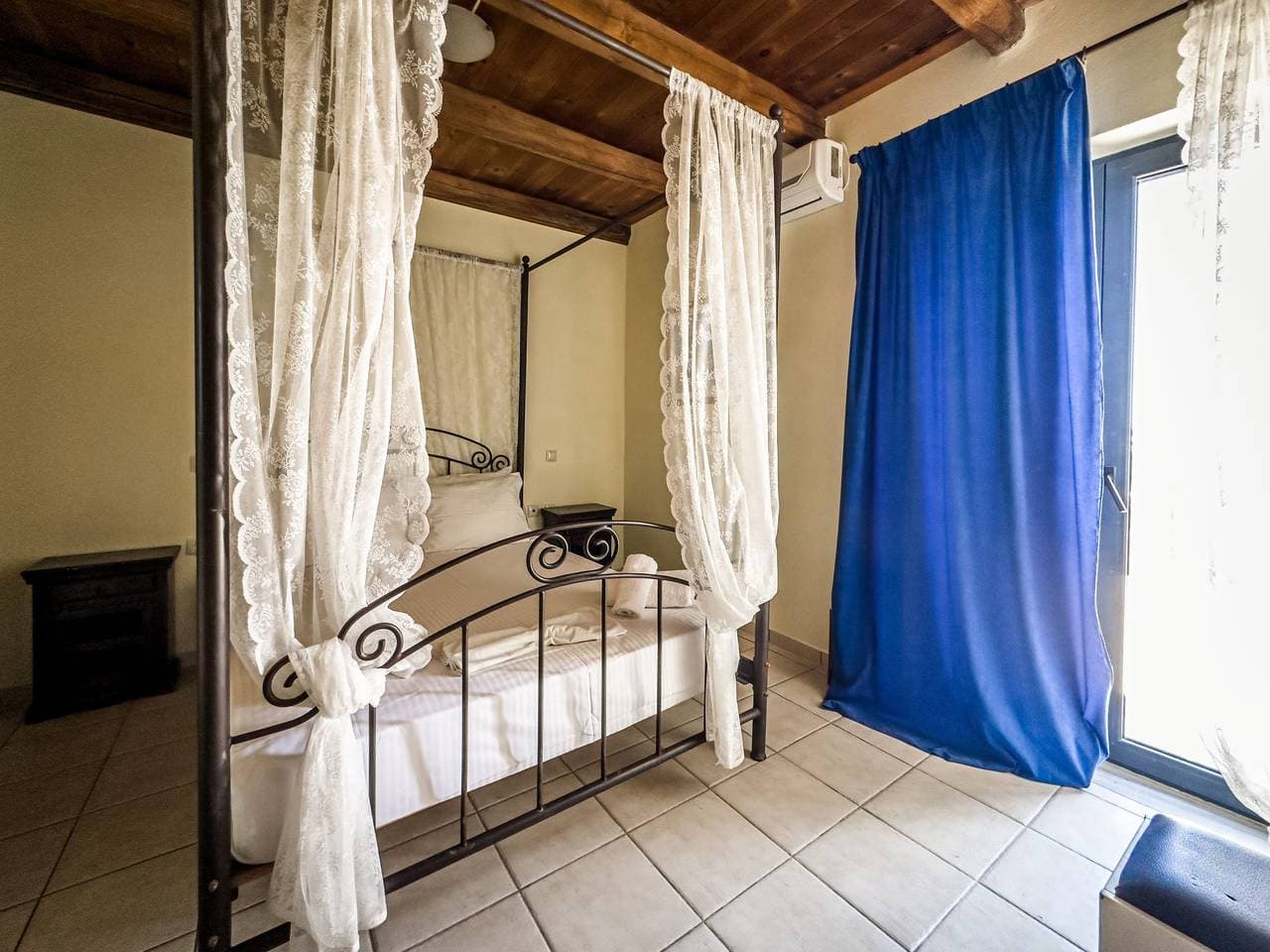 Foto 8 von 12: Niriides Villas_Nisso_ 2-Schlafzimmer privater Pool