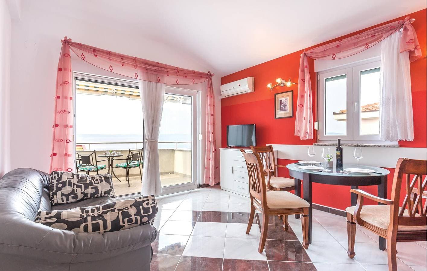 Foto 5 von 22: Urlaub am Meer: Modernes Apartment mit Terrasse, Parkplatz und WLAN in Makarska