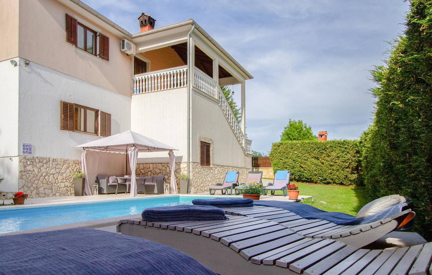 Foto 10 von 39: Geräumige 2-Zimmer-Wohnung mit Pool, WLAN, Klimaanlage und Parkplatz – Ihr idealer Rückzugsort!