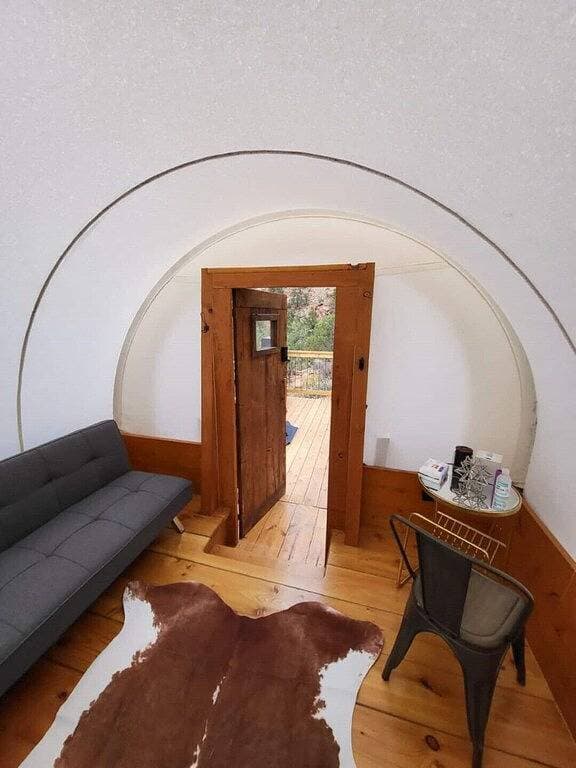 Foto 5 von 27: Covered Wagon w/ Private Deck, Fire Pit, and Grill