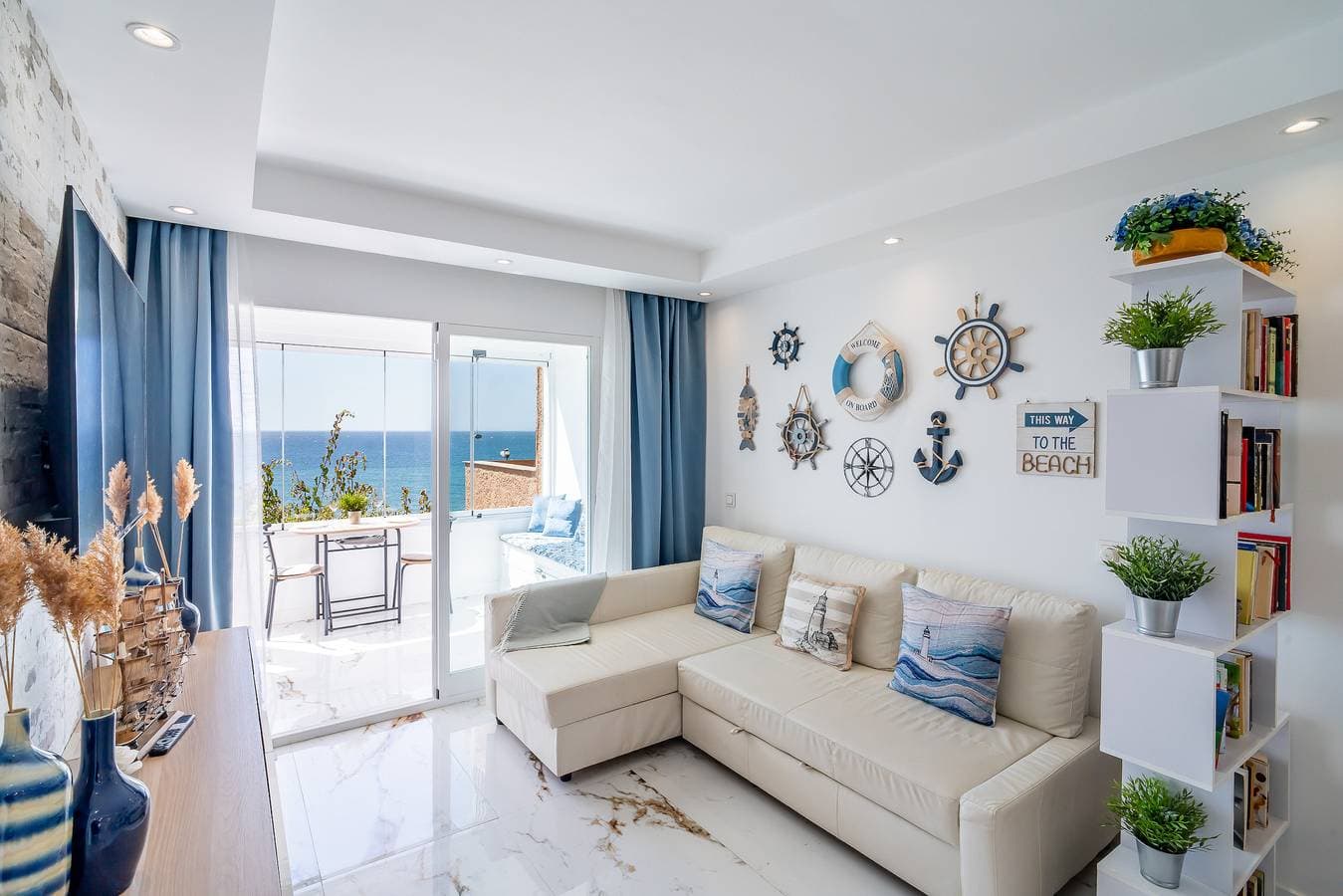 Foto 4 von 46: Cubo's El Faro Beach Apartment with Pool
