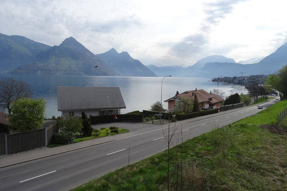Foto 12 von 21: Einliegerwohnung in Einfamilienhaus mit herrlicher Aussicht auf See und Berge