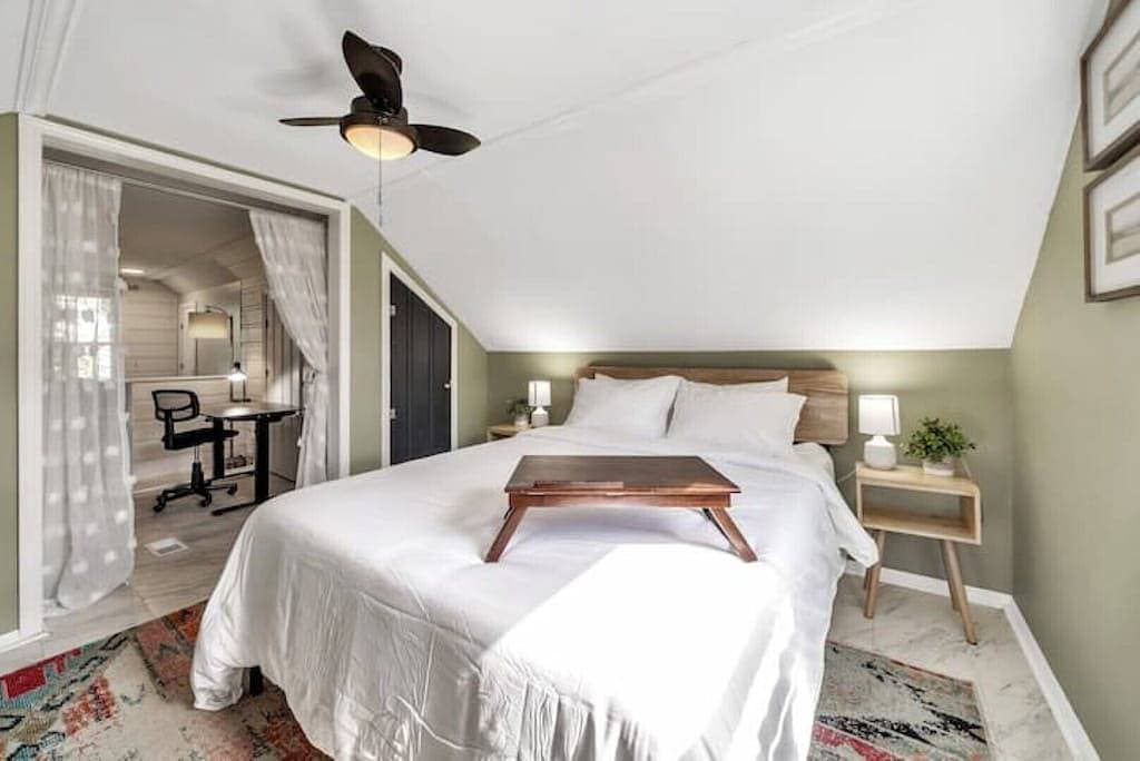 Foto 2 von 29: The Woven Oak - Gorgeous & Cozy Cottage with Game Room, Bar & 2 Full Baths