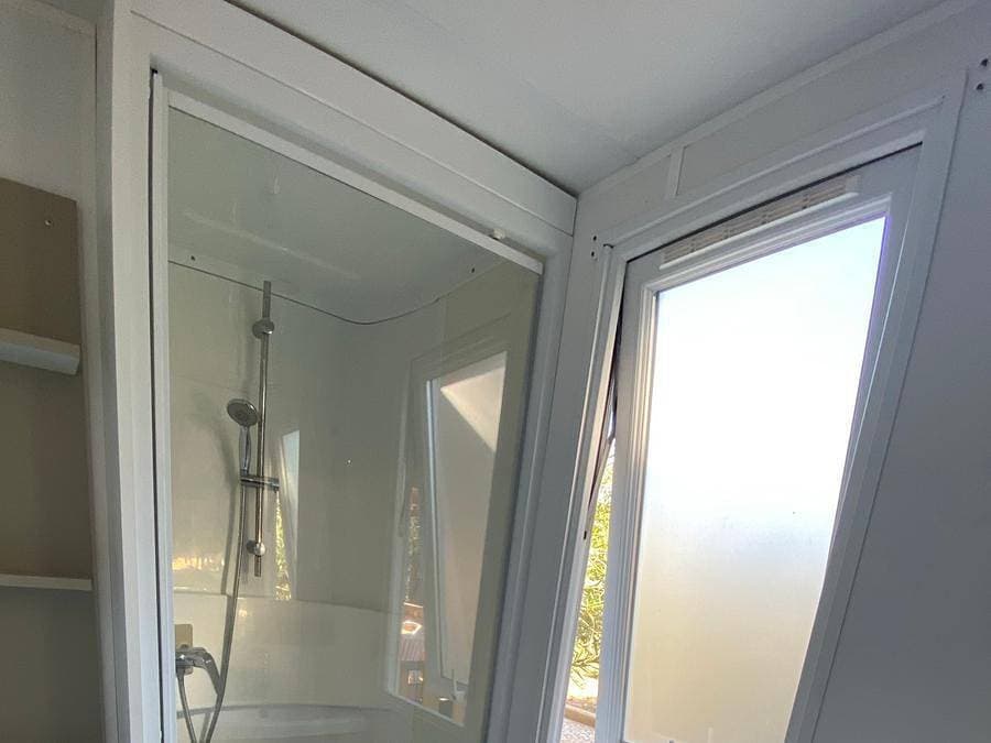 Foto 13 von 23: Sos Flores Camping Village - Mobilheim 4 personen - Superior Meeresbereich - Französisches Bad