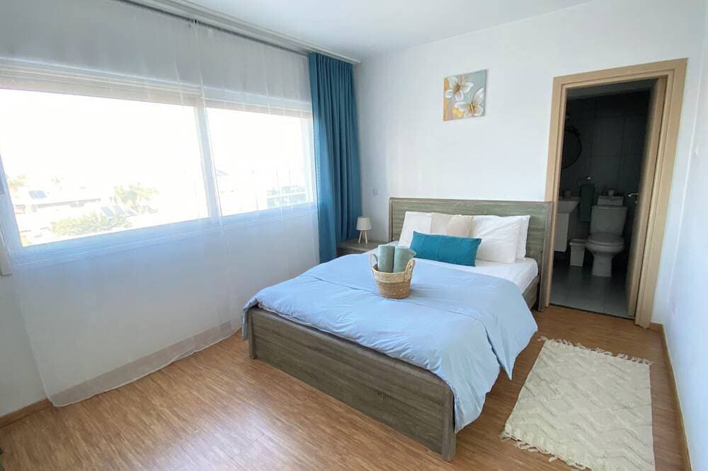 Foto 2 von 17: One-bedroom seafront apartment on Mackenzie with stunning sea views.