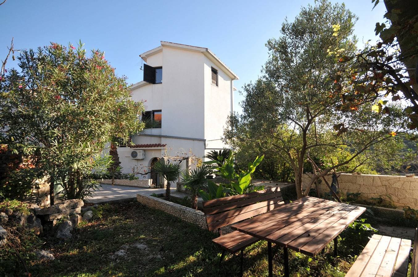 Foto 2 von 16: 1-Zimmer-Ferienwohnung mit Terrasse und Meerblick Okrug Donji, Ciovo A-13732-a