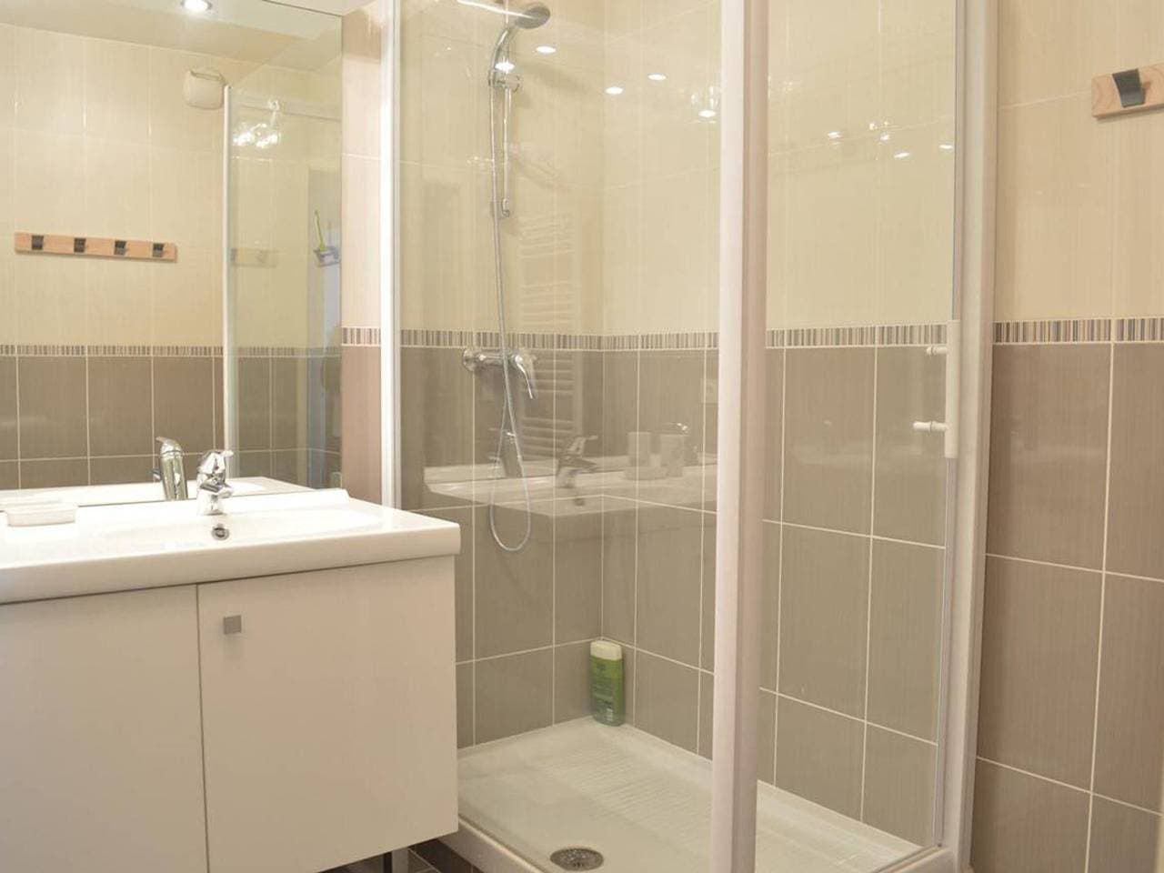 Foto 11 von 20: Geräumige 3-Zimmer-Wohnung mit Pool, Terrasse und Garage in Saint-Raphaël
