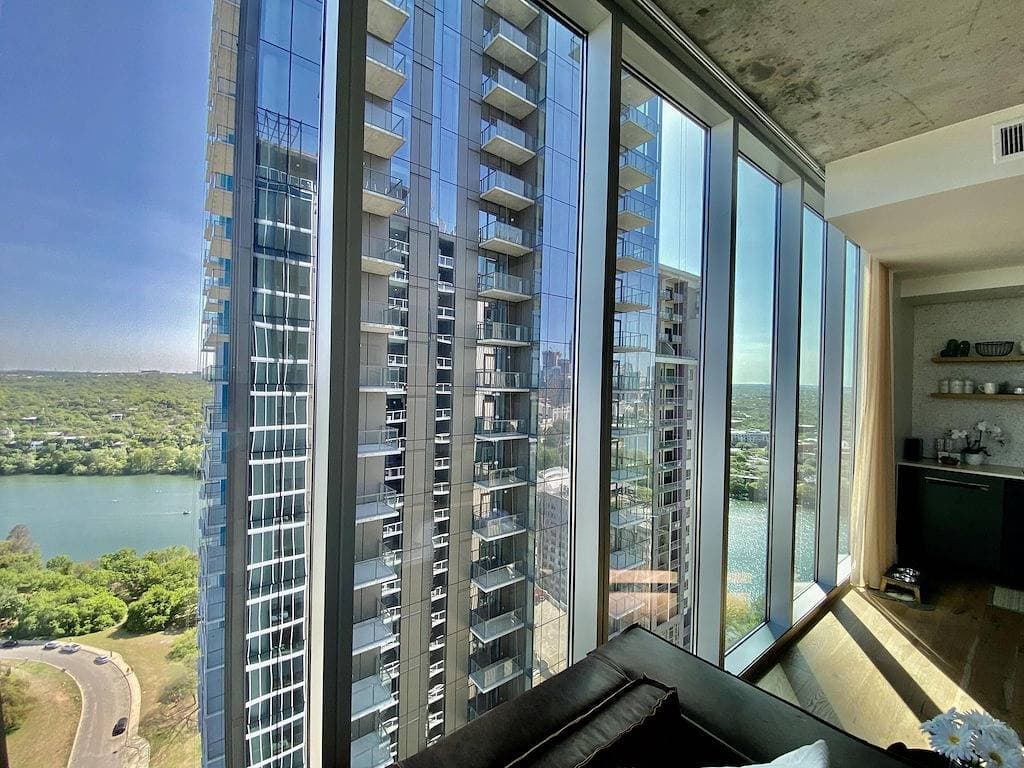 Foto 13 von 34: Luxury Condo w/ Lake View -Walk to Rainey & Lake, Pool, Gym, King Bed, Nespresso