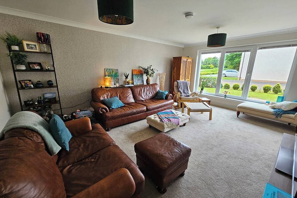 Foto 7 von 12: 5 mins to the sea and golf course! Family sized home with cathedral window...