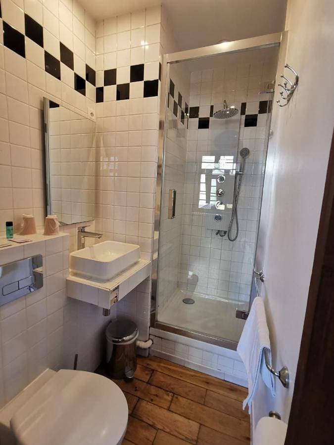 Foto 4 von 9: Double Room with Shared Bathroom