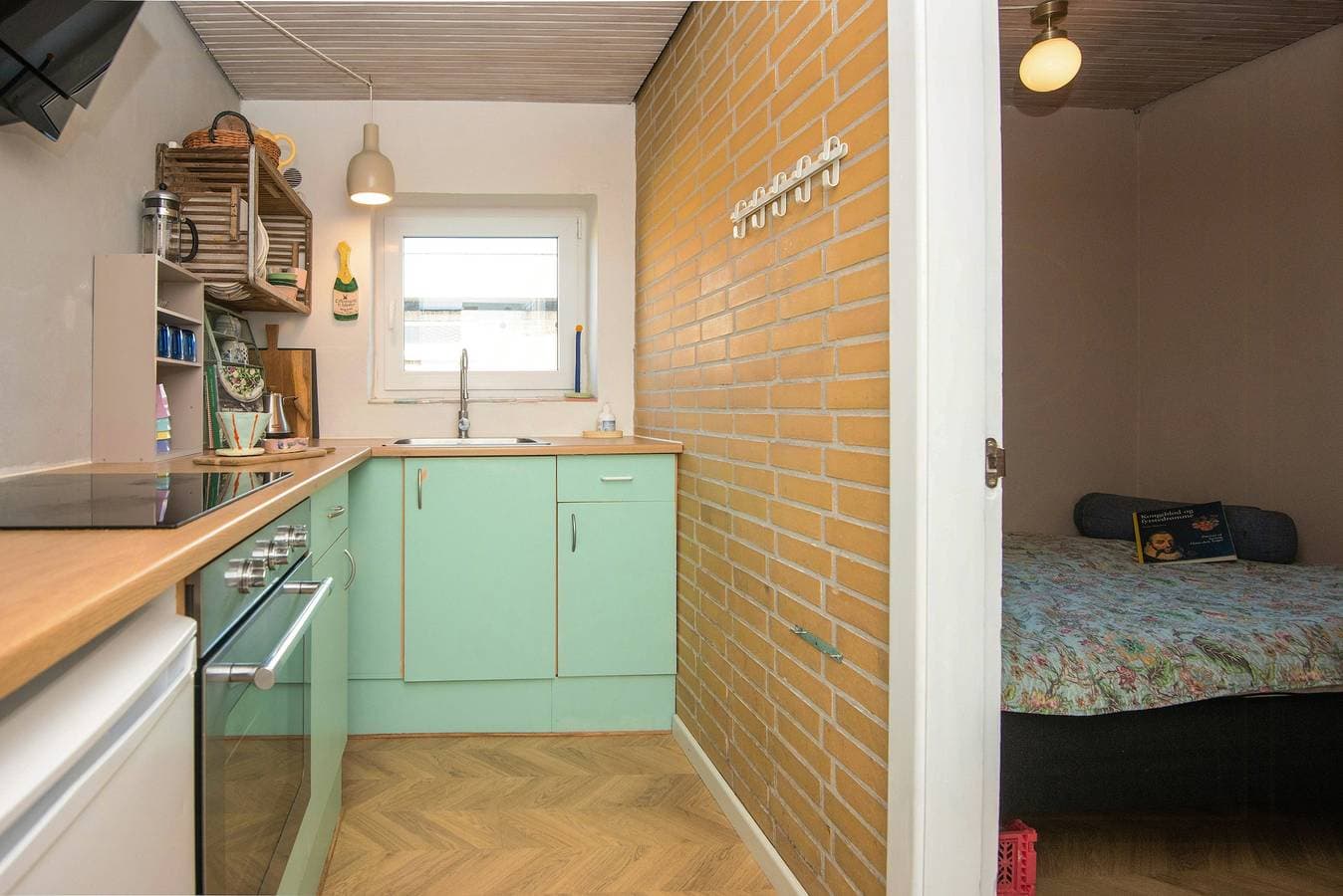 Foto 4 von 23: Kleines Haus mit Badesteg und Blick auf den Leuchtturm von Kegnæs