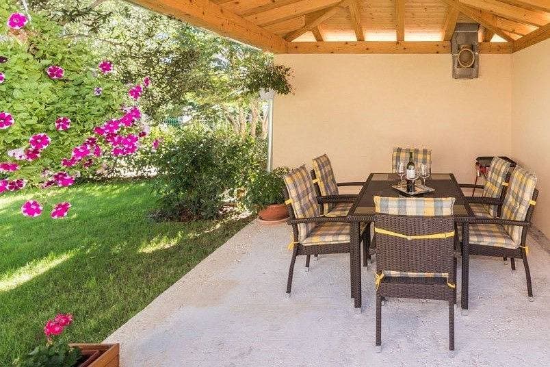 Foto 3 von 55: Ferienwohnung La Vista mit Meerblick und eigener Terrasse mit Grill auf dem Garten bei Pula