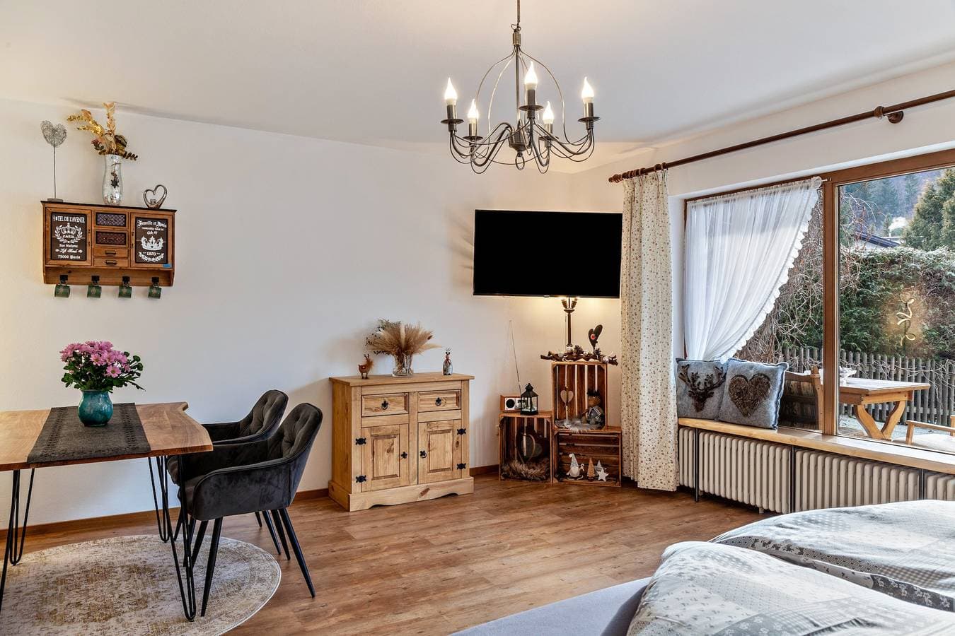 Foto 2 von 21: Studio-Apartment 'Aschaubichl – Silberdistel' mit Bergblick, privater Terrasse & WLAN