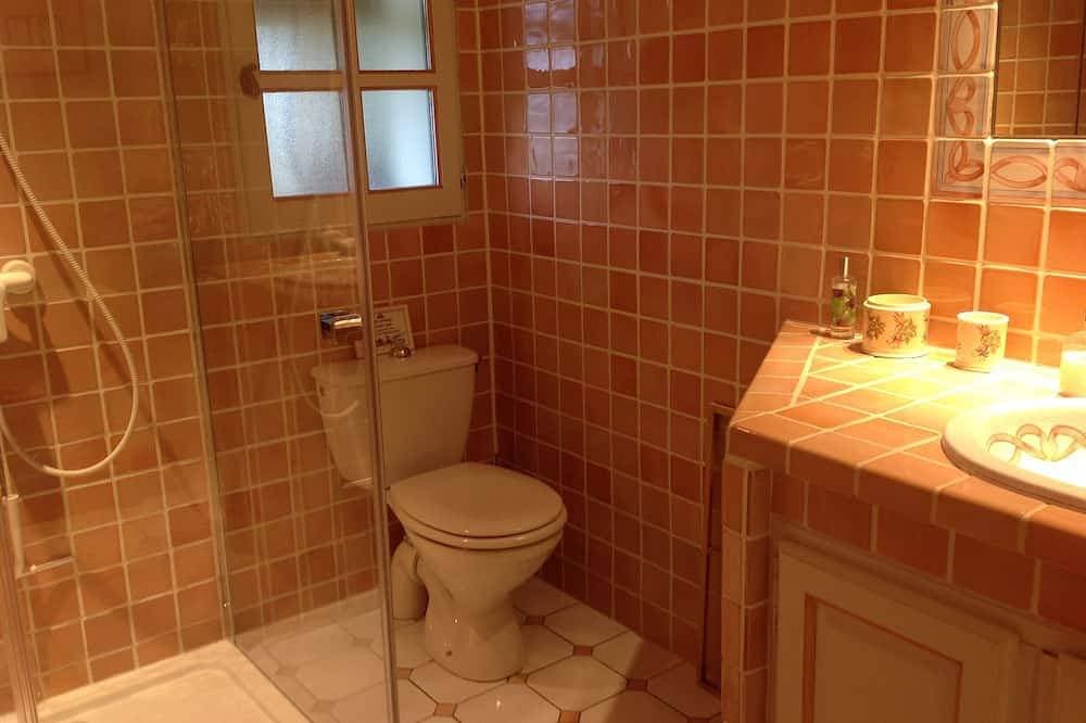 Foto 5 von 28: T1 charmantes klassifiziertes *** im Erdgeschoss der Villa mit Garten und Pool, eigenem Seezugang