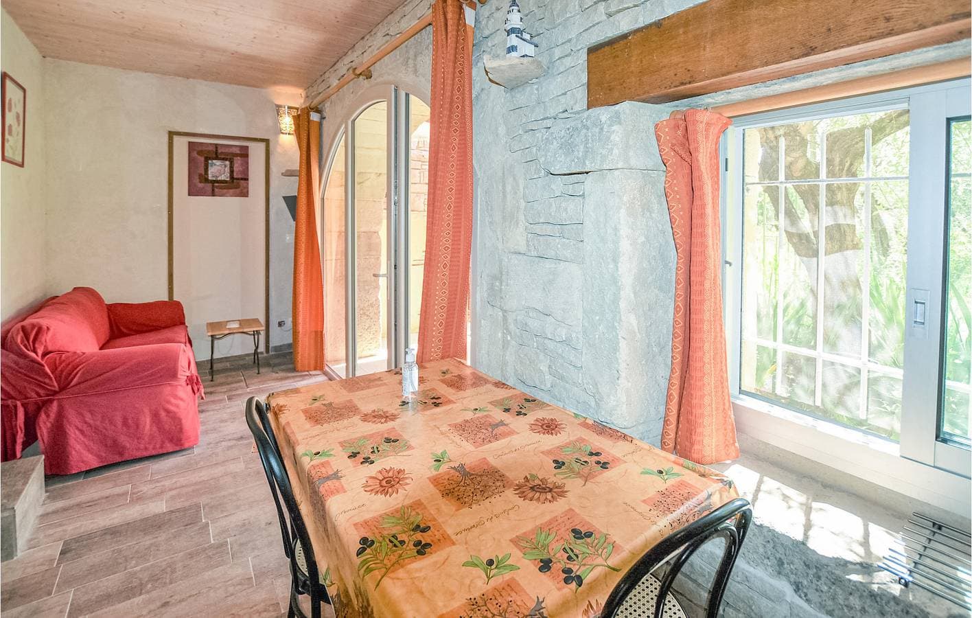 Foto 4 von 34: Nyons Wohnung: Parkplatz, Pool, & Garten