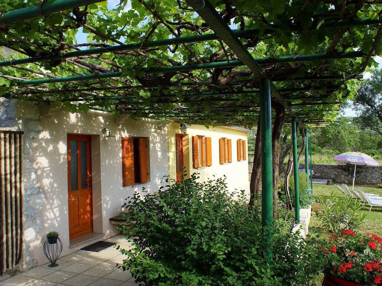 Foto 7 von 24: Charmantes Ferienhaus in Bartići mit Terrasse