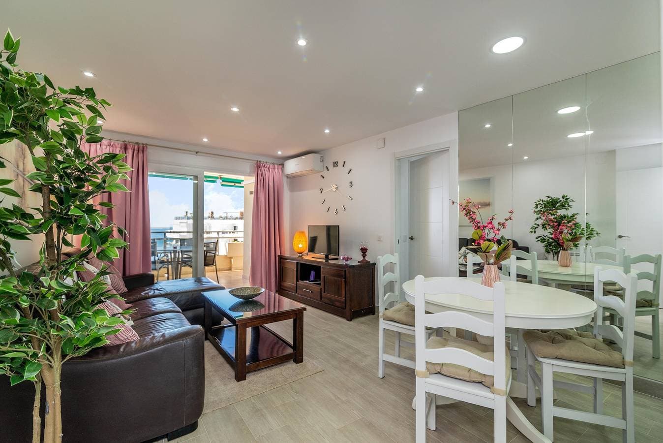Foto 6 von 28: Ferienwohnung „Urban beach Imperator“ mit Meerblick, Pool, Klimaanlage und WLAN