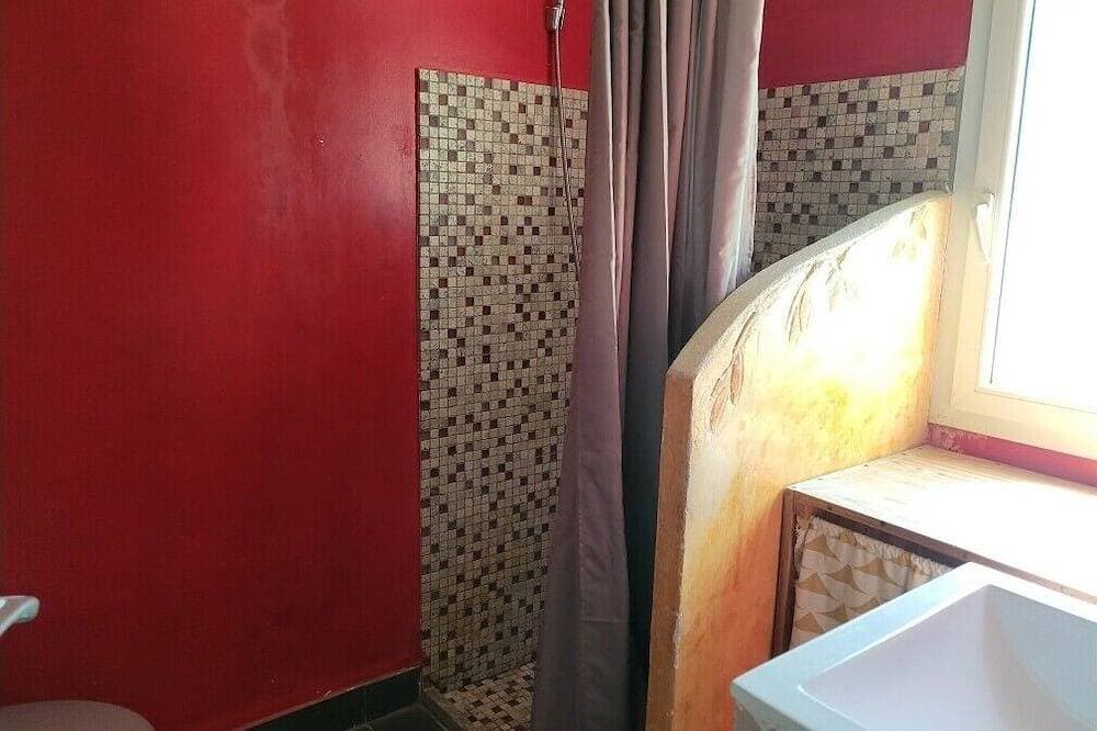 Foto 5 von 14: Apartment in villa on shady plot, near Bastia town center, parking.