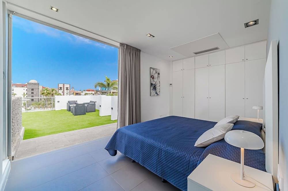 Foto 4 von 28: Modern 5B villa in El Duque, heated pool, wifi, just 250m from the beach