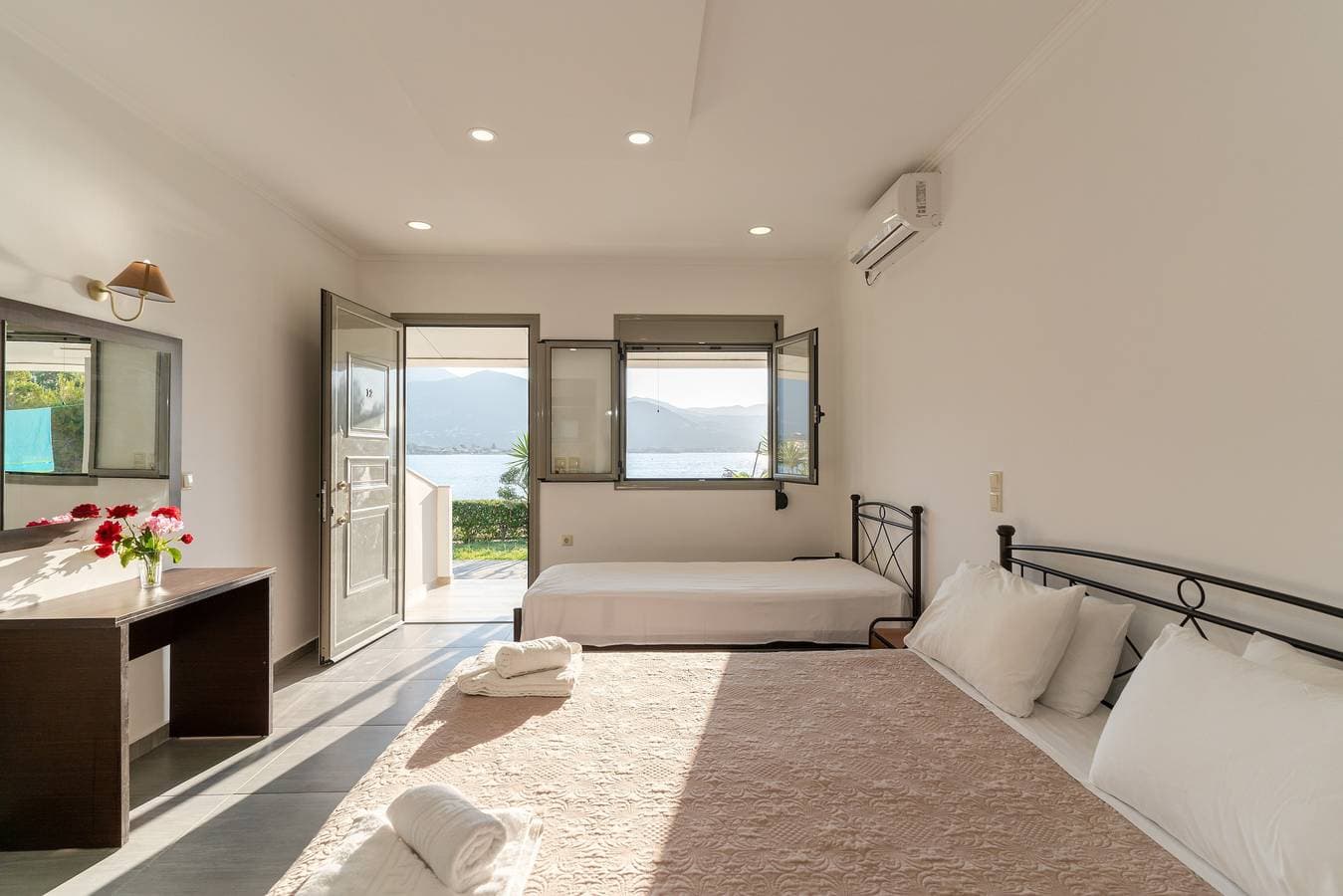 Foto 8 von 20: Beach House Apartment By The Sea 1 – Meerblick, WLAN & Klimaanlage