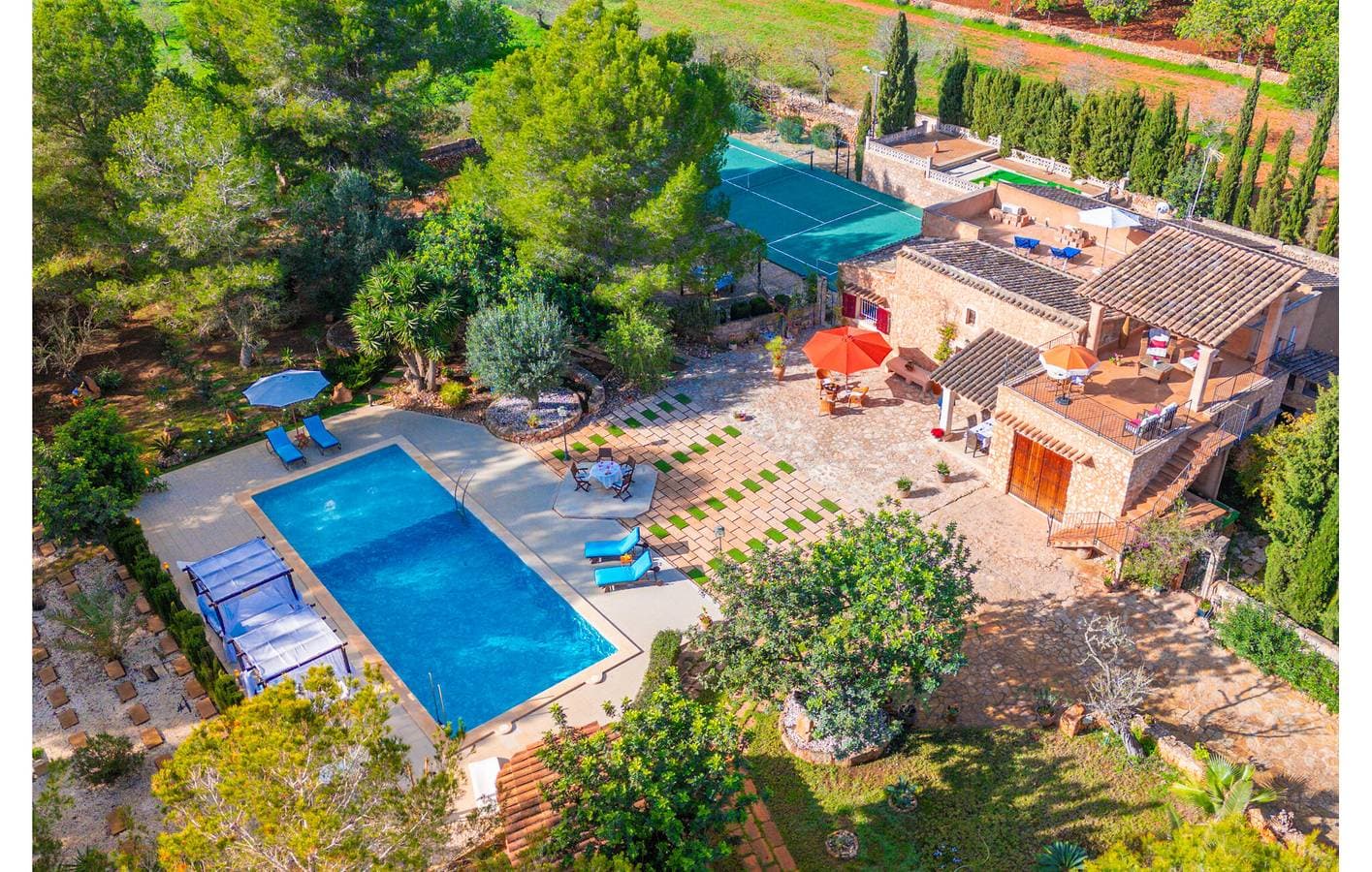 Sonnenterrasse am Pool mit Küche und Grill 1