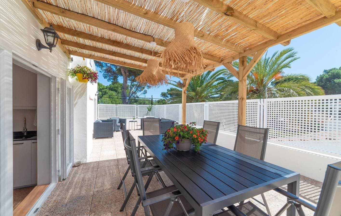 Sunny Beach Retreat mit Terrasse und Grill 1