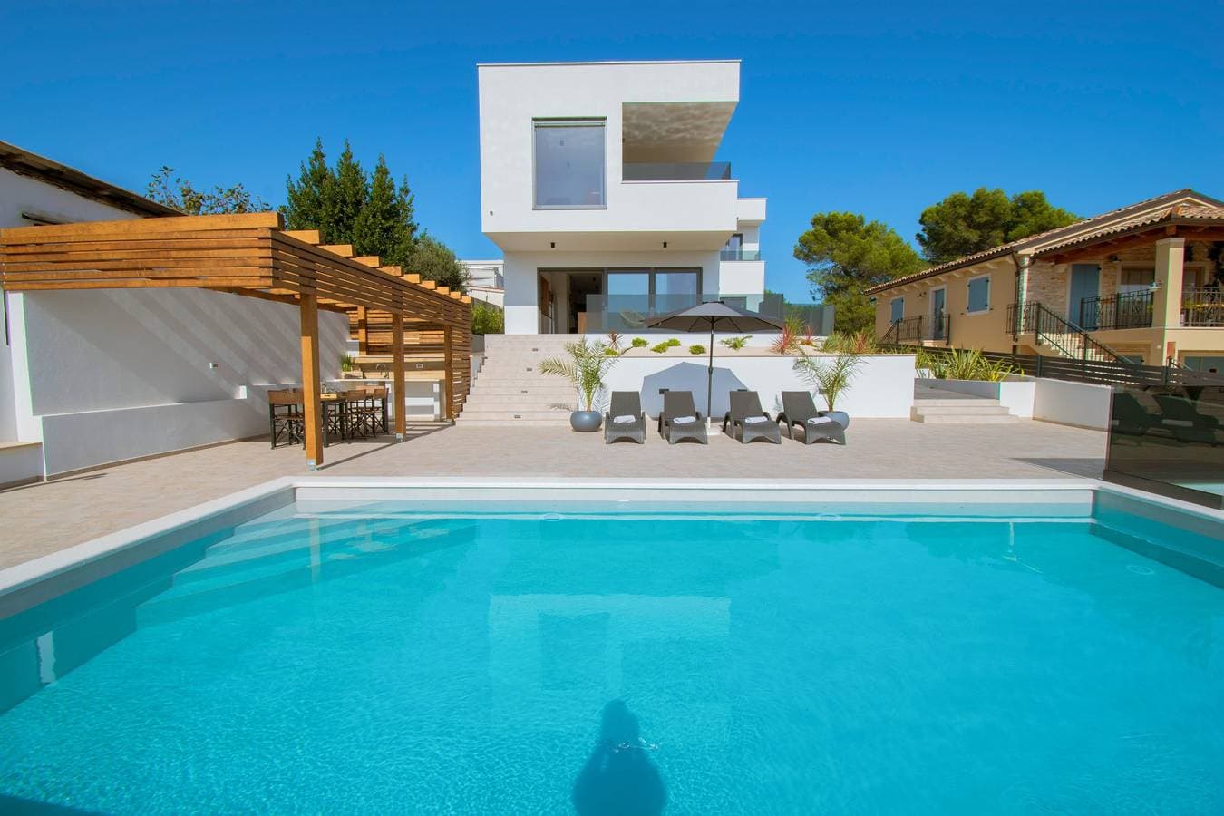 Foto 2 von 61: Neue Villa mit privatem Pool mit Meerblick
