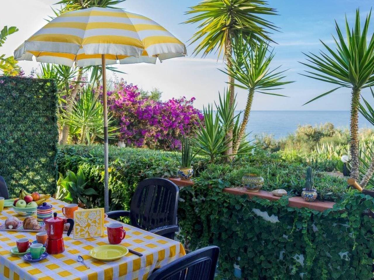 Foto 2 von 19: Ruhige Ferienwohnung in Sciacca mit Terrasse, Garten und Grill und Meerblick