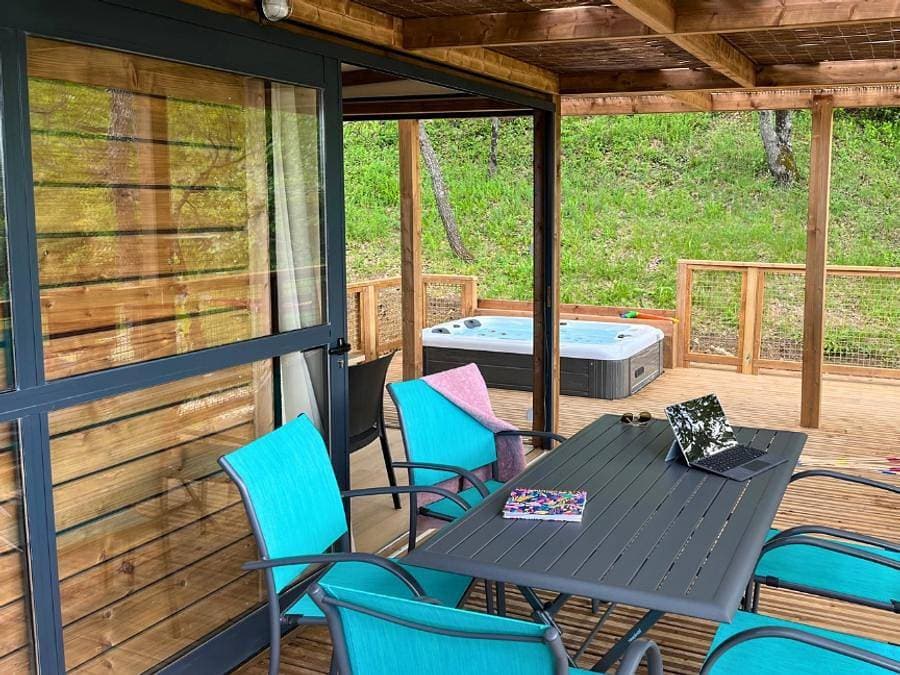 Foto 9 von 56: Camping Le Luberon | Pausado - Bungalow 4 personen - Cottage Capucine 4p Ohne Sanitären