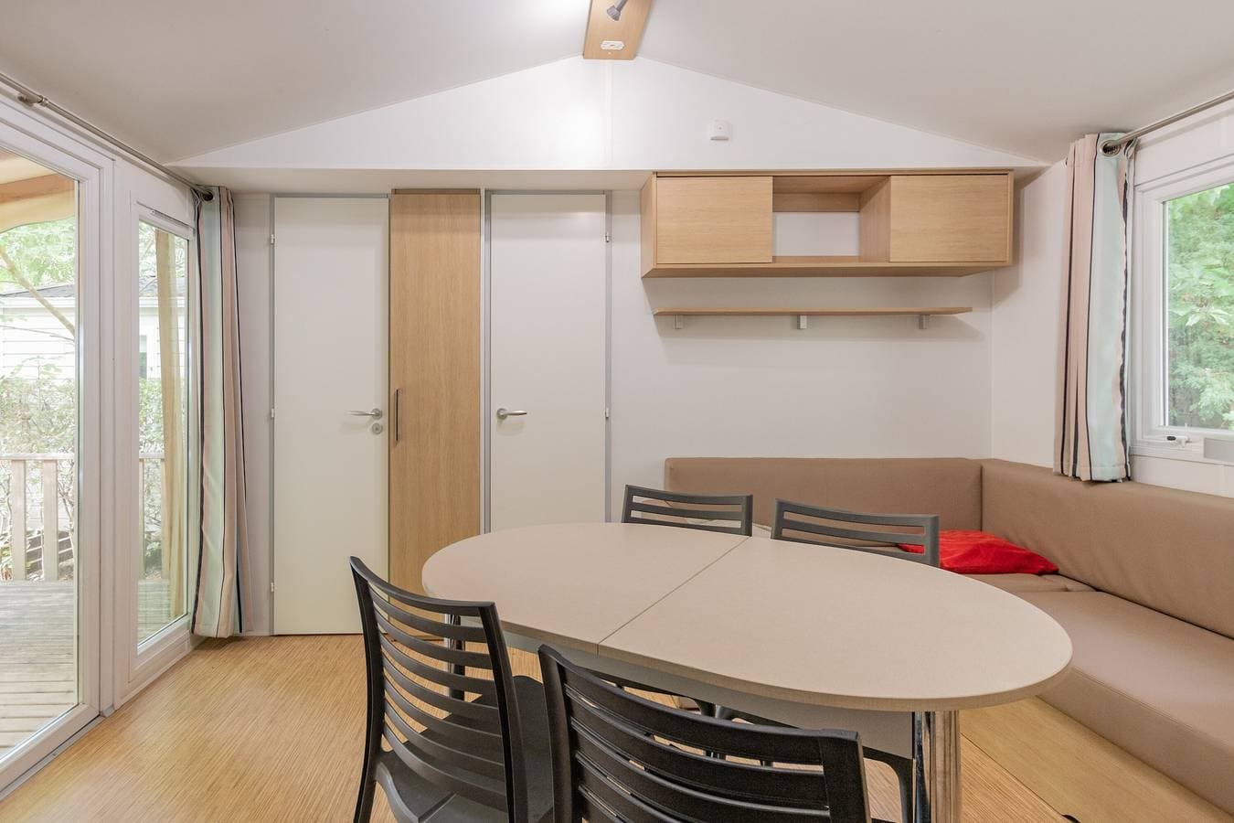 Foto 4 von 20: Wohnwagen 'Midi - Mobil Home 6-8 Pers' mit Gemeinschaftsterrasse und Gemeinschaftsgarten