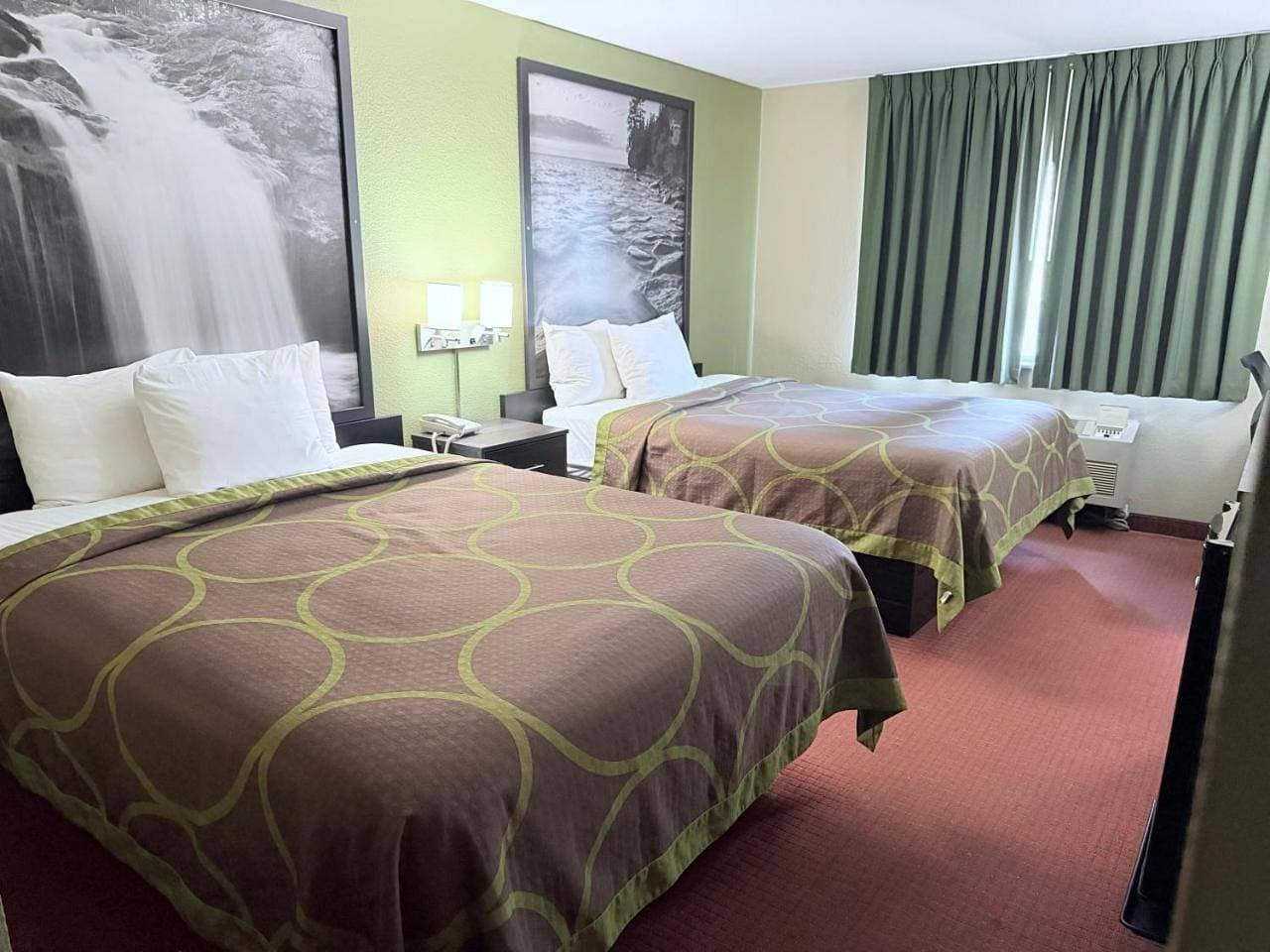 Foto 9 von 11: Queen Room with Two Queen Beds - Non-Smoking