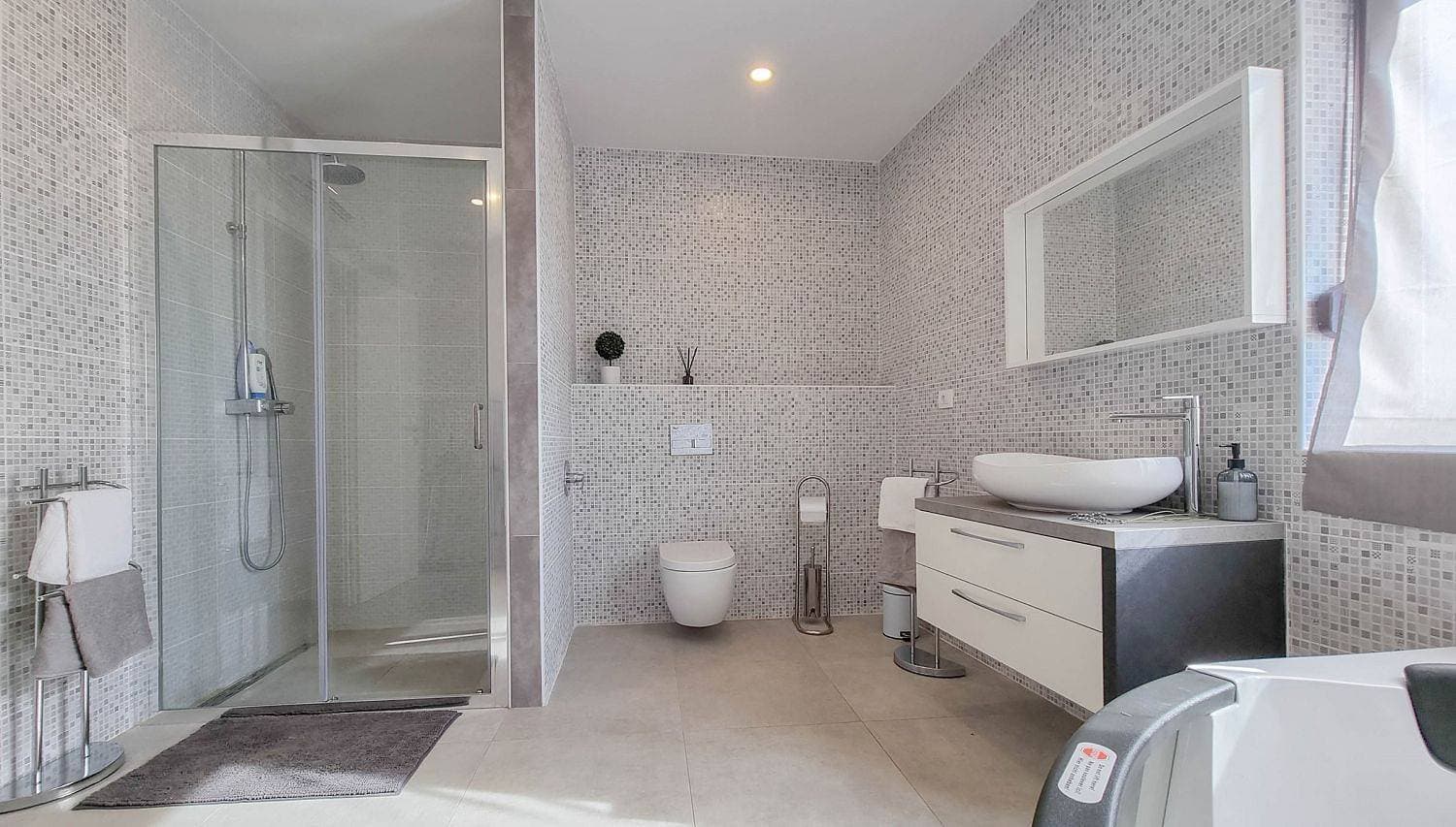 Foto 11 von 24: Modernes Studio-Apartment mit Whirlpoolbadewanne, Terrasse, Privatparkplatz