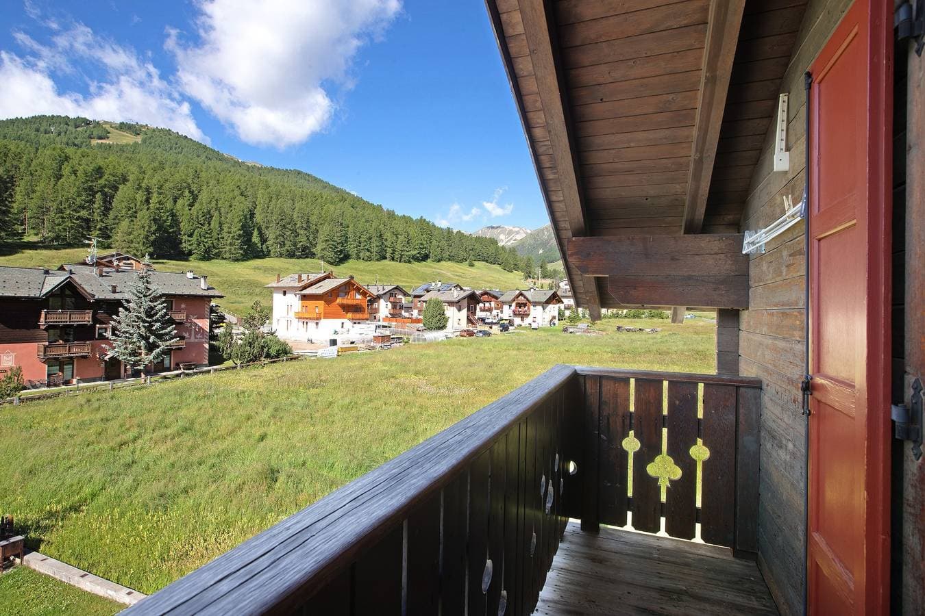 Foto 5 von 23: Ferienwohnung 'Appartamenti Lorenza 3 Baite Giotto' mit Bergblick, Gemeinschaftsgarten und WLAN
