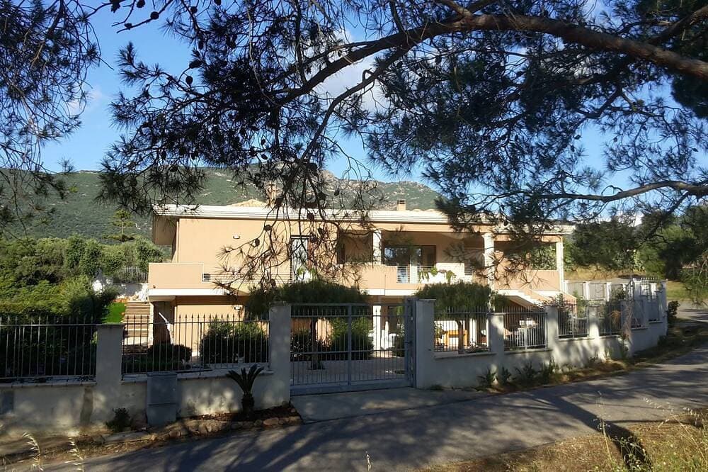 Villa Luigi_Poggio dei Pini: Unterkunft in einer Villa mit Parkplatz und Wallbox 1