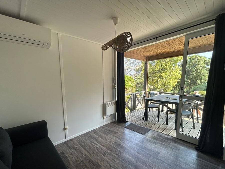 Foto 4 von 18: Camping Versants (anciennement Parc des Chênes) - Chalet 4 personen - Klimaanlage - TV - Bettwäsche - Handtücher