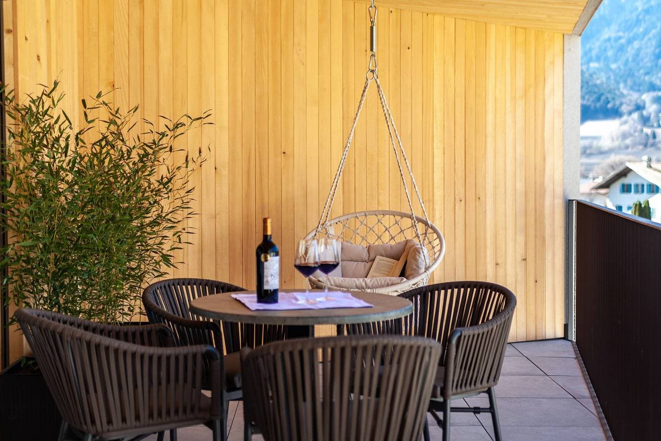 Foto 8 von 27: Ferienwohnung 'Adler Living Attika Wohnung' mit Bergblick, Terrasse & WLAN