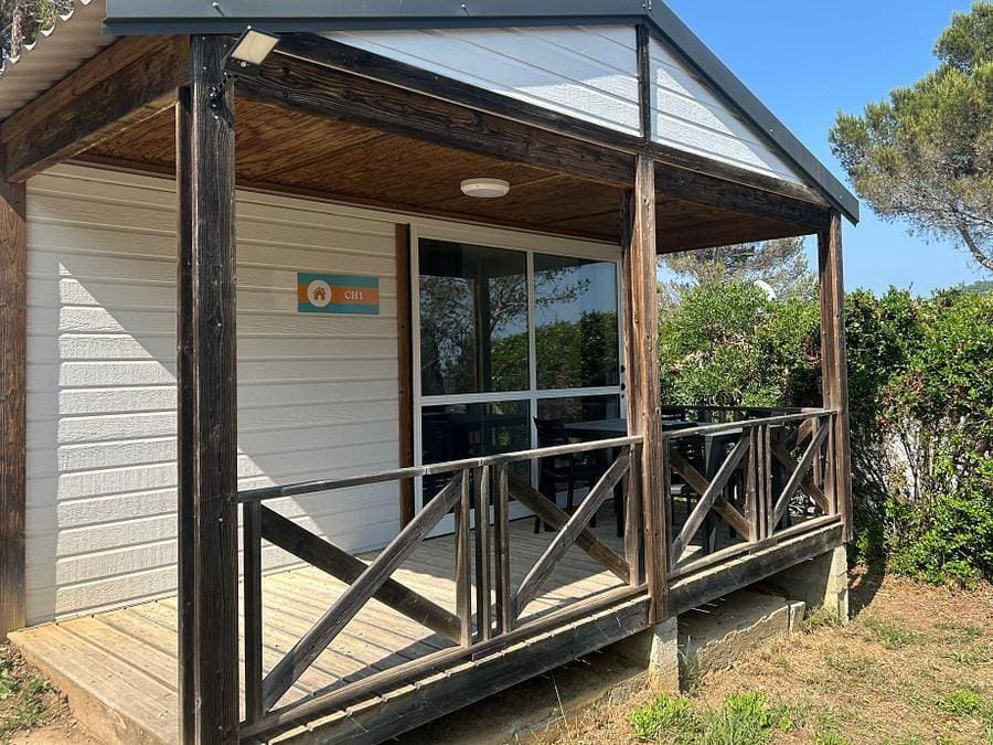 Foto 2 von 18: Camping Versants (anciennement Parc des Chênes) - Chalet 4 personen - Klimaanlage - TV - Bettwäsche - Handtücher