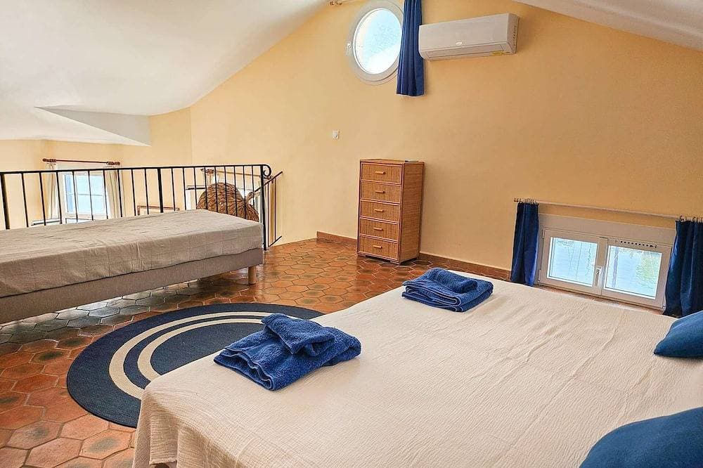 Foto 4 von 11: Apartment for 4 people in the heart of Port Grimaud – Canal views  et  Wi-Fi