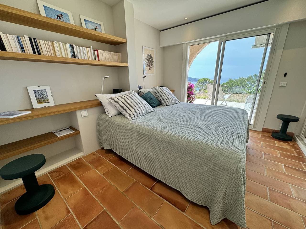 Foto 10 von 28: Renovierte Villa nahe Gigaro-Strand, Meerblick, Terrasse
