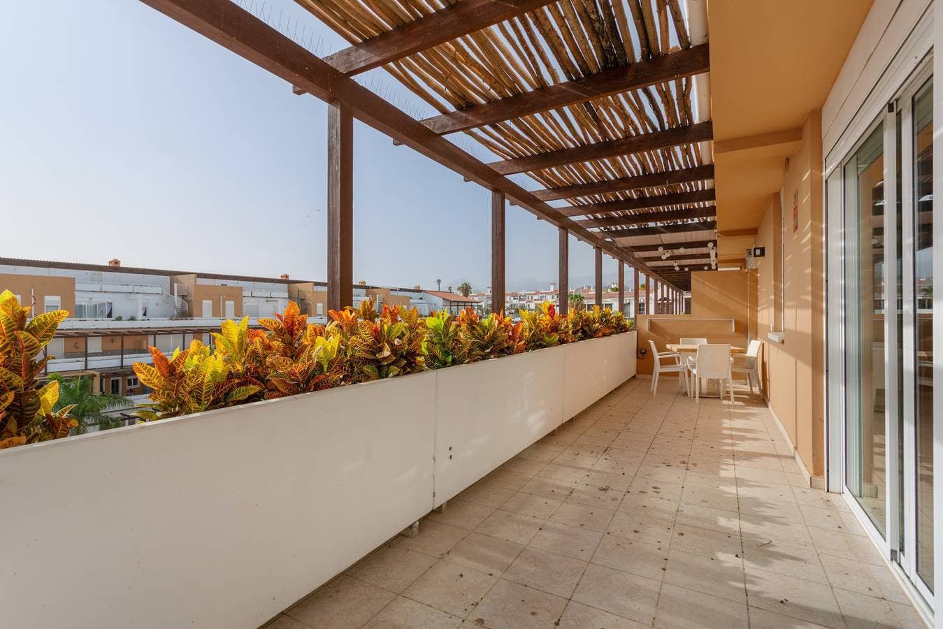 Foto 4 von 29: Ferienwohnung 'Obsidian Zafiro Amarilla Golf' mit Gemeinschaftspool, Garten und WLAN