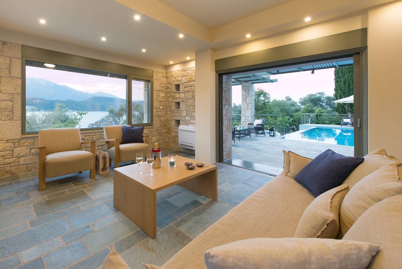 Foto 4 von 29: Stylish Contemporary Villa with Sea Views and Steps to the Water