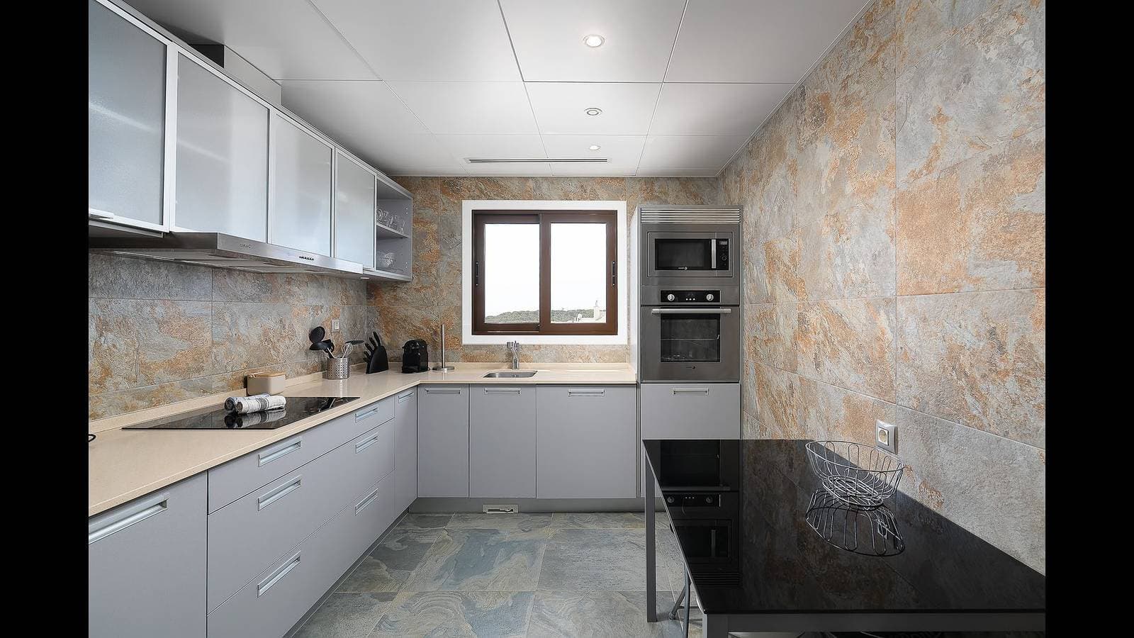 Foto 6 von 26: Elegance Apartment W/ Balcony & Pool by LovelyStay