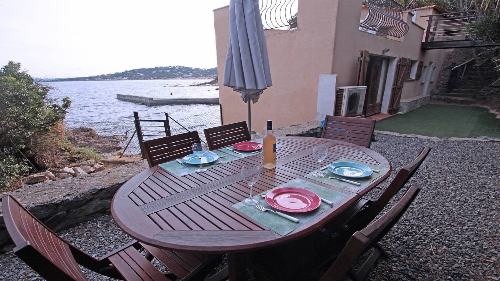 Foto 3 von 14: Le Bateau - 4 Personen - Füße im Wasser - Strand - Klimaanlage - WiFi - Sainte Maxime