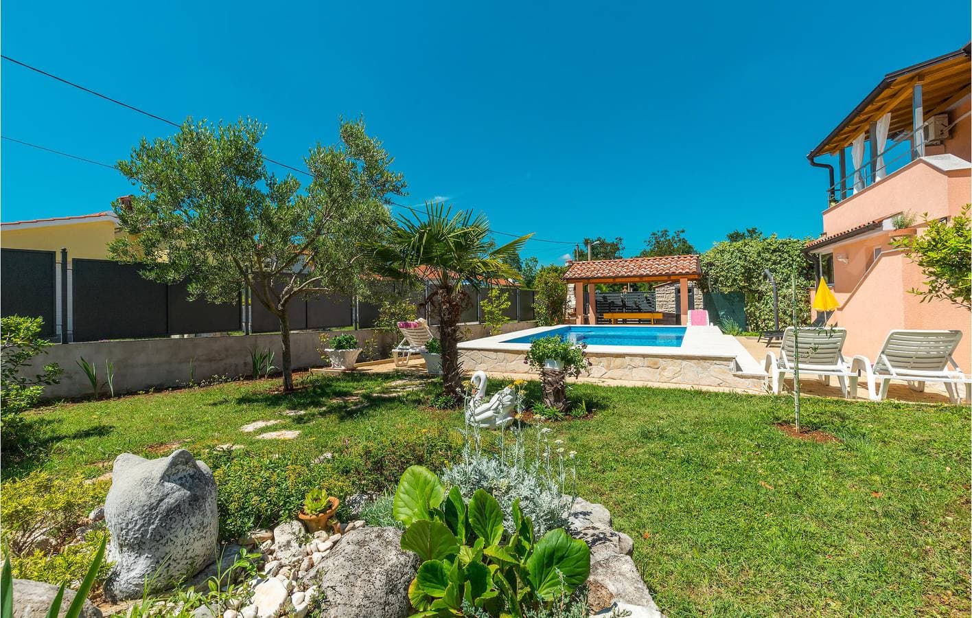 Foto 9 von 30: Gemütliche 100 m² große Wohnung mit Pool und Parkplatz in der Nähe des Stadtzentrums von Zbandaj
