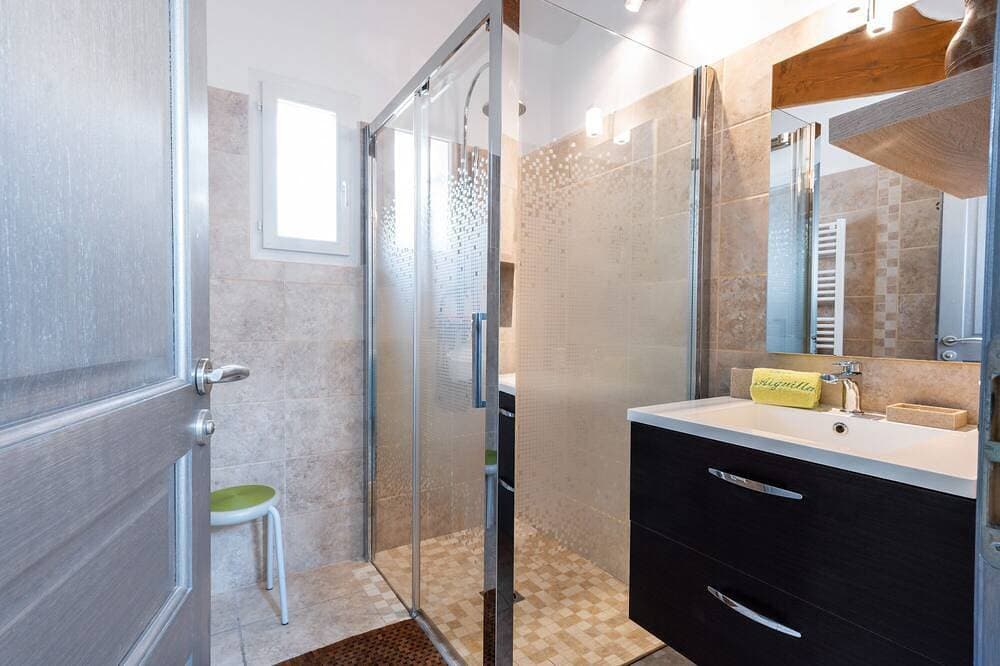 Foto 7 von 29: Einzelzimmer-Le Ventoux-Komfort-Ensuite mit Bad-Blick auf die Landschaft