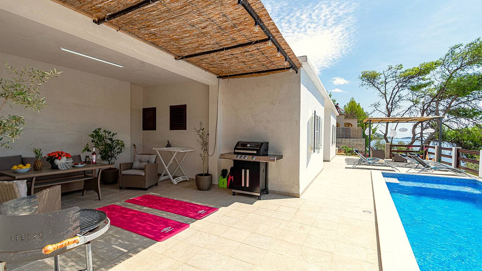Foto 7 von 37: Waterfront House Arnet by Villas Guide