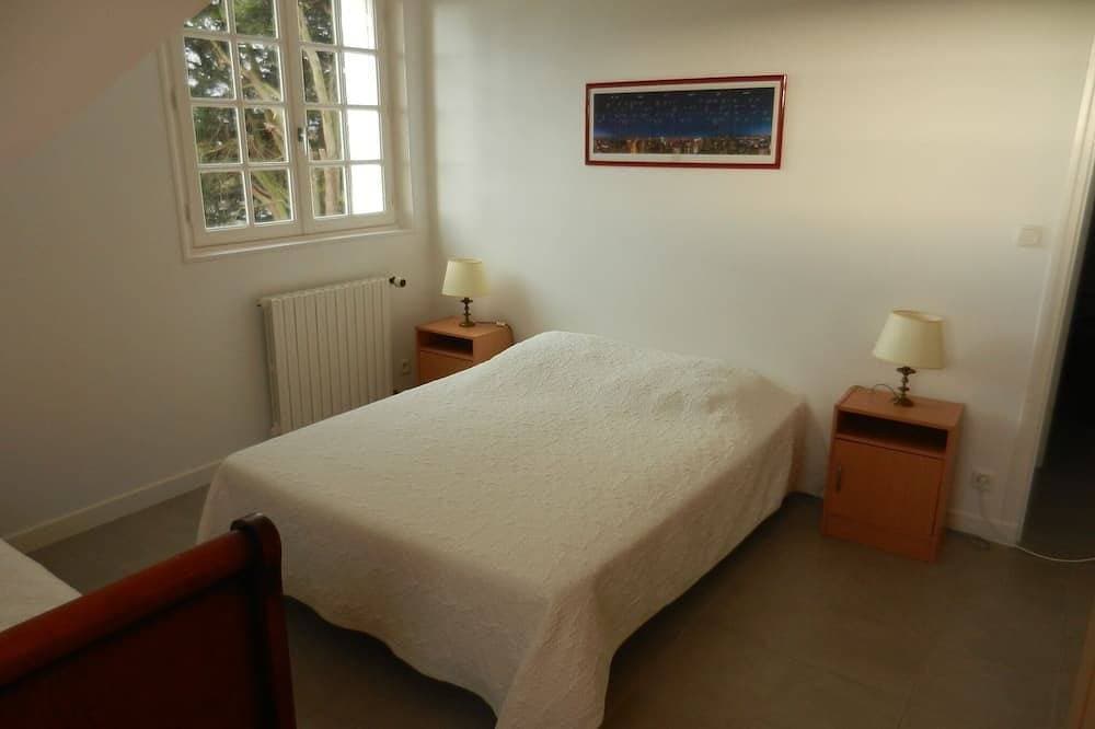 Foto 2 von 14: 90 m² FeWo, Blick aufs Meer und die Insel Tatihou, großer Garten, in Strandnähe