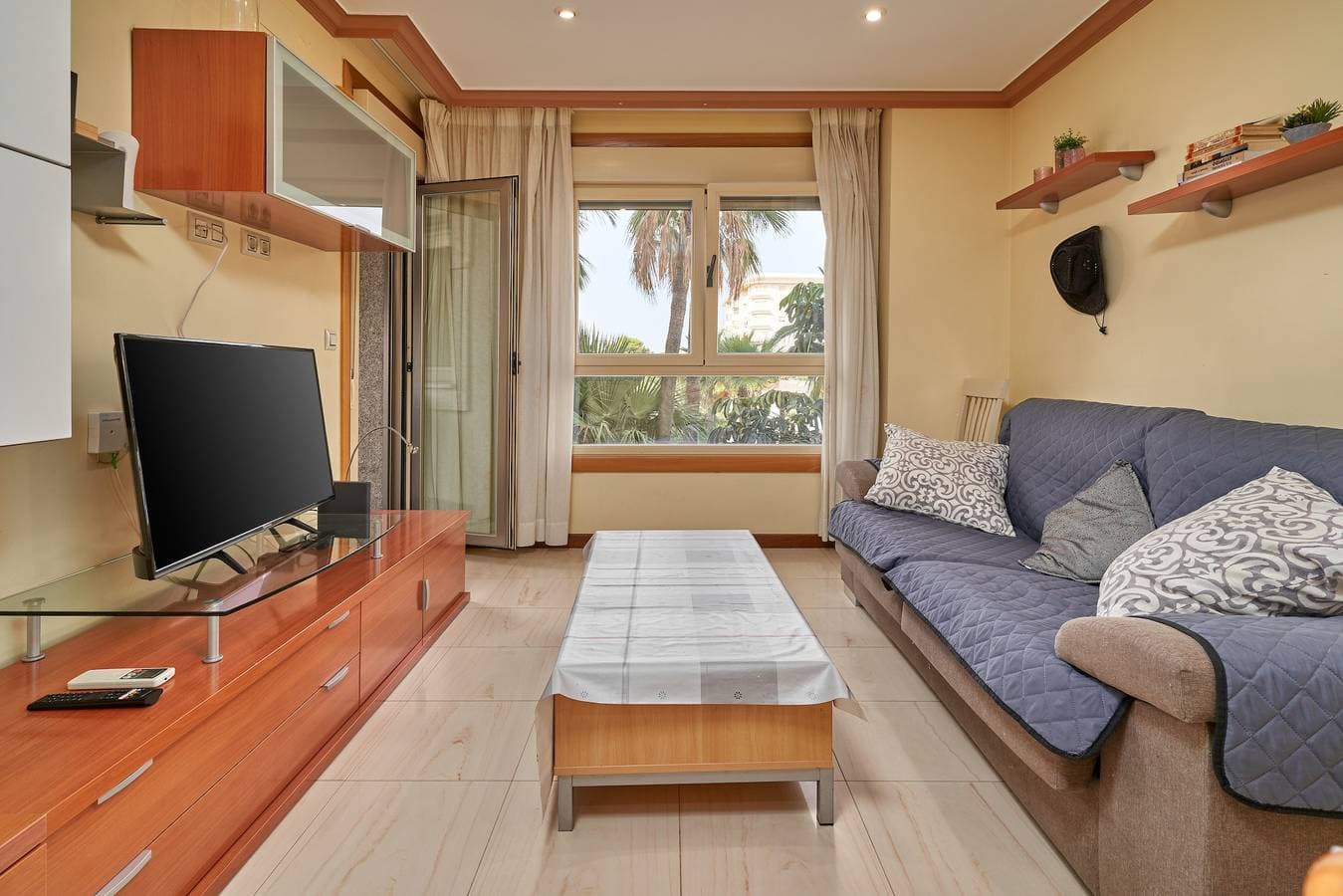 Foto 4 von 29: Apartment "Mediterráneo El Real" mit Bergblick, Gemeinschaftspool und WLAN