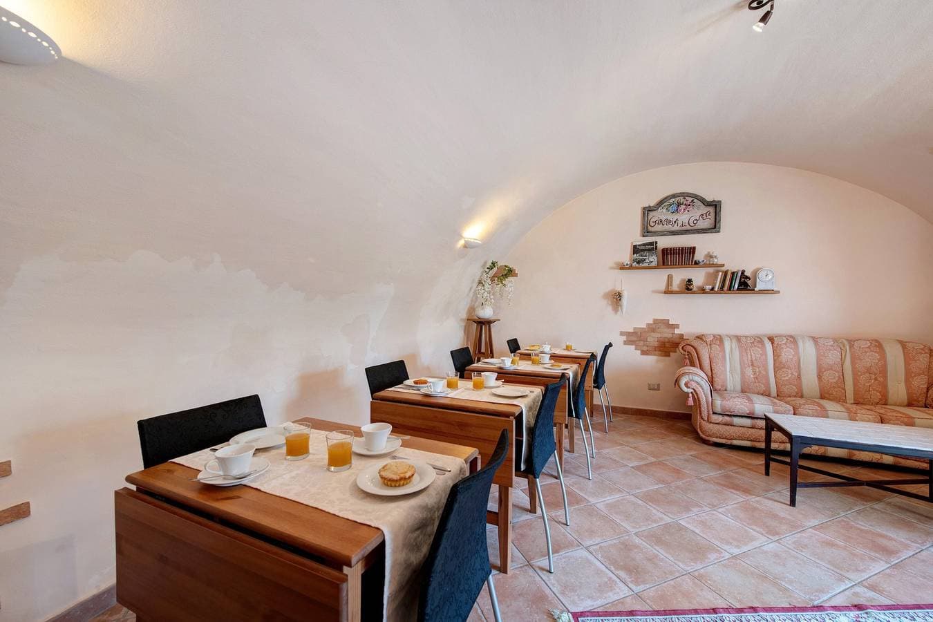 Foto 6 von 39: Bed and Breakfast 'Giardini Di Corte - Dalia' mit Seeblick, WLAN und Klimaanlage