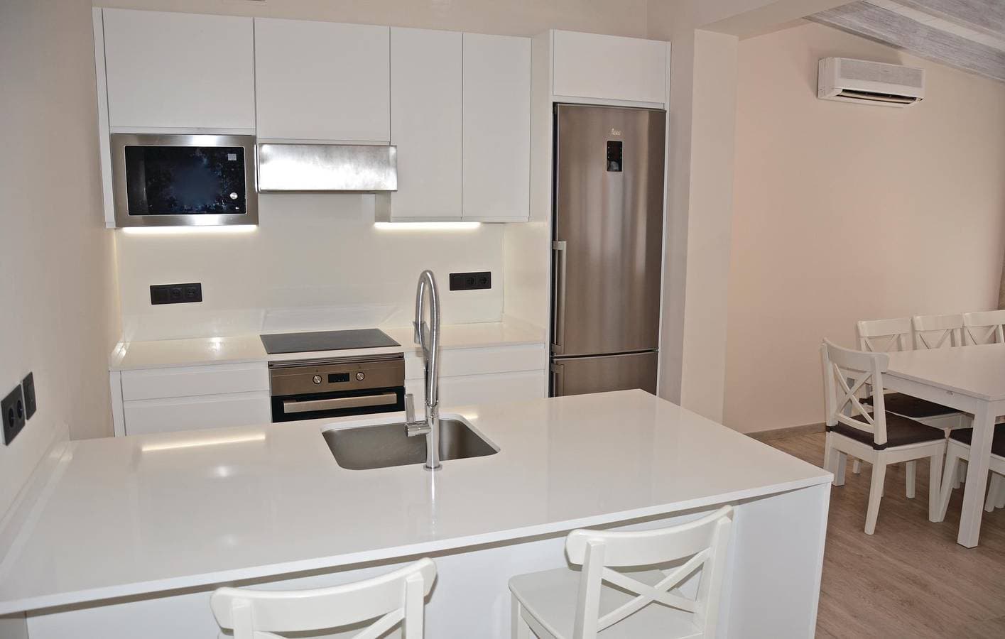 Foto 4 von 28: Geräumiges Apartment mit AC, Küche und Terrasse in Strandnähe